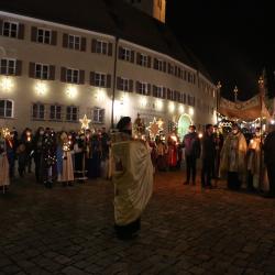 Insgesamt nahmen rund 500 Gläubige an der Lichterprozession durch die Wemdinger Altstadt teil. 