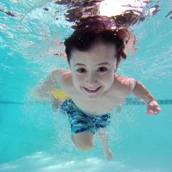 Damit zwei Kinderschwimmkurse nacheinander angeboten werden können, wird das Hallenbad jeweils mittwochs und freitags von 16:30 Uhr bis 18:30 Uhr für den regulären Betrieb geschlossen.