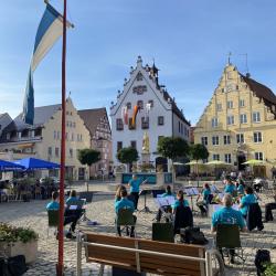 Das Bild zeigt Musik am Marktplatz in Wemding