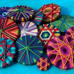 Das Bild zeigt Posamentenknöpfe.