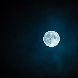 Das Bild zeigt den Mond