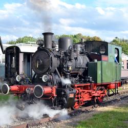 Zu sehen ist eine alte Lokomotive. 