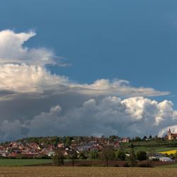 Ortsansicht Ehingen mit Gewitterwolken.
