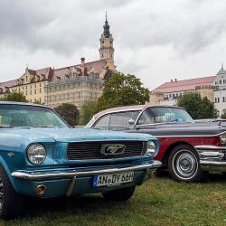 Zu sehen sind mehrere Oldtimer Autos. 
