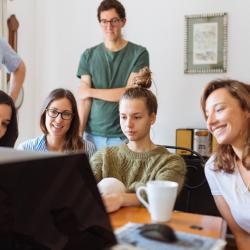 Jugendliche schauen auf Computerbildschirm