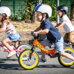 Das Bild zeigt Kinder auf ihrem Fahrrad.