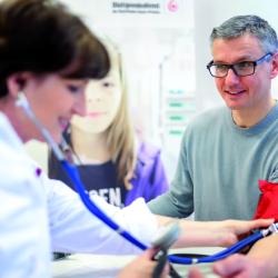 Blutspender bei der ärztlichen Untersuchung. 