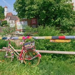 Bunt geschmücktes Fahrrad. 