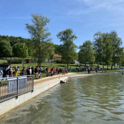 Zu sehen sind Sportler und Zuschauer beim Wemdinger Triathlon am Waldsee. 