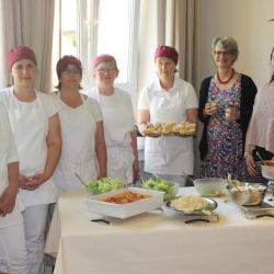Das Bild zeigt von links die Schülerinnen Hermine Thum, Anja Kaußler, Bettina Kapfer, Carmen Schweinstetter, Helga Kollmann sowie die Schulleiterin Brigitte Steinle und Sonja Fäustlin, Fachlehrerin für Küchenpraxis.