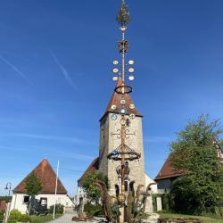 Kirche und Maibaum Forheim.