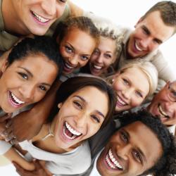 Gruppenfoto von mehreren Personen. 