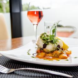 Gedeckter Tisch mit Mittagessen 