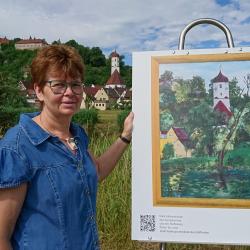 Doris Seiler mit Kunstwerk.
