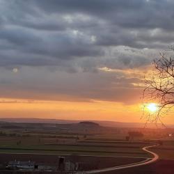Sonnenuntergang auf dem Lehmberg mit Blick ins westliche Ries. 