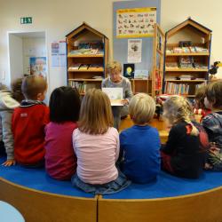 Kinder bei einer Vorlesestunde. 
