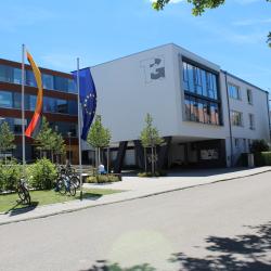 Das Bild zeigt den Festakt anlässlich der Einweihung des THG in Nördlingen. 