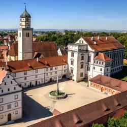 Das Bild zeigt das Residenzschloss Oettingen aus der Vogelperspektive.