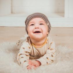Das Bild zeigt ein krabbelndes Baby.