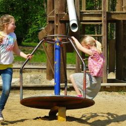 Kinder auf einem Spielplatz.