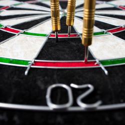 Eine Dartscheibe mit Pfeilen.