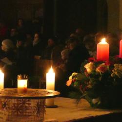 Der Adventskranz und das Friedenslicht aus Bethlehem in St. Georg.
