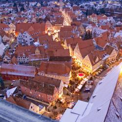 Das Bild zeigt den Romantischen Weihnachtsmarkt in Nördlingen aus der Vogelperspektive. 