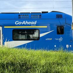Das Bild zeigt einen Zug von Go-Ahead