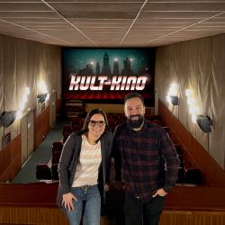 Die beiden Filmfreunde Marcel Kraft (rechts, Fladen-Piraten) und Andi Weiss (Foto) wollen Filmklassiker nochmal im Kino erleben. Die Kinobetreiberin Marion Böhm-Dannhorn stellt ihr kleines Nostalgiekino im Herzen Nördlingens für die Aktion KULT-KINO zur Verfügung.