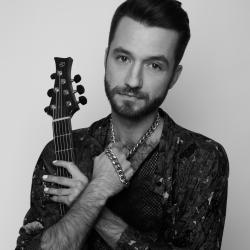 Der Komponis Matze Semmler tritt mit seiner Gitarre auf.