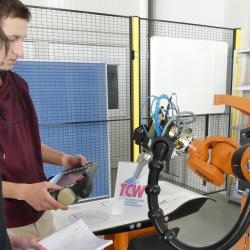 TCW-Technikexperte Marcel Meyer erklärt Schüler, wie ein Roboter funktioniert und programmiert wird. 