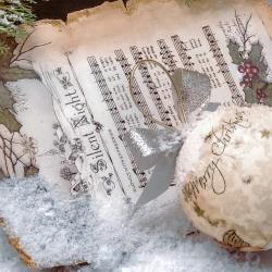 Das Bild zeigt ein Notenblatt mit weihnachtlicher Dekoration.