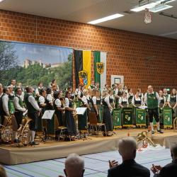 Das Bild zeigt die Musikerinnen und Musiker der Stadtkapelle Harburg beim Jahresabschlusskonzert.