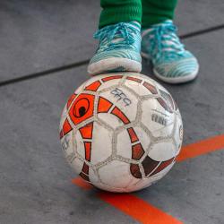 Hallenfußball. 