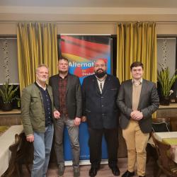 v.l.n.r: MdL Ulrich Singer, Kandidat für den Bezirkstag Marco Fänger, Kandidat für den Landtag Markus Striedl und  der Versammlungsleiter Mario Schulze. 