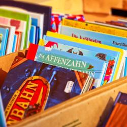 Gebrauchte Bücher in einer Kiste.