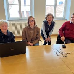 (v.l.) Luise Hirmer, Maximilian Schwefel, Angelika Schebesta und Johann Kechele - die Digitallotsen helfen bei der Sprechstunde in der Stadtbibliothek gerne.