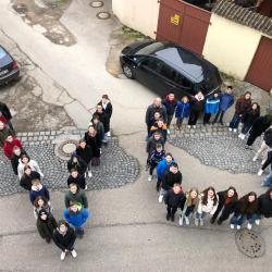 Die beim Probenwochenende teilgenommenen Musikantinnen und Musikanten des Vororchesters der Knaben- und Stadtkapelle Nördlingen zusammen mit Stadtkapellmeister Oliver Körner.