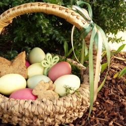 Ein bunt gefüllter Osterkorb.