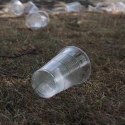 Ein Plastikbecher auf dem Boden.