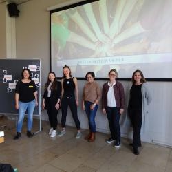 Das Bild zeigt Andrea Ramold (Kommunale Jugendarbeit) Lisa Freudemann, Jenni Müller (beide vom Verein Zeichen gegen Mobbing) Hannelore Menzel (Schulpsychologin für die Mittelchulen im Landkreis Donau-Ries), Stefanie Fuß (Rektorin Mittelschule Harburg), Stefanie Sommer (Jugendsozialarbeiterin an der Mittelschule in Harburg).