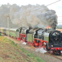 Sonderrundfahrt mit einer traditionellen Schnellzugdampflokomotive.