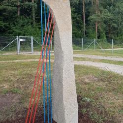 Die Steinharfe von Helmuth Hampel an der Kneipp-Anlage Monheim zum Projekt Kunstwaldbaden.