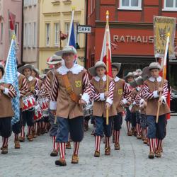 Die Knabenkapelle beim Einzug auf den Marktplatz.
