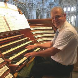 Organist Stephan Thinnes.