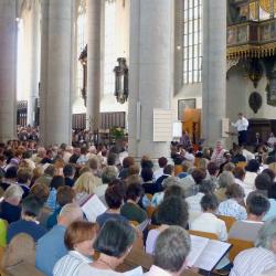 Hunderte Sängerinnen und Sänger aus ganz Bayern bei der Probe zum Gottesdienst beim vorletzten Landeschortag 2011, der ebenfalls in Nördlingen stattfand. Nach Rothenburg 2016 ist es die erste landesweite Großveranstaltung des Verbandes der Evang. Chöre in Bayern nach Corona.