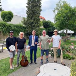 Freuen sich auf Spiel und Spaß im Mondschein: Martin Wagner (GAS Food & Beverage), Roland „Lande“ Hiller, Oberbürgermeister David Wittner, Anlagenbetreiber Ralf „Ralla“ Kluge und Gerd Anders (Boule-Spielergemeinschaft).