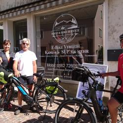 Mit Tourleiter Reinhold Sauer (rechts) Kilometer fürs Stadtradeln sammeln