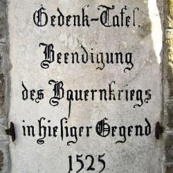 Eine unscheinbare Tafel erinnert  an den Bauernkrieg.