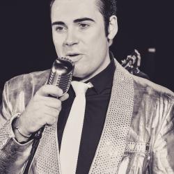 Mark Summers als Elvis 